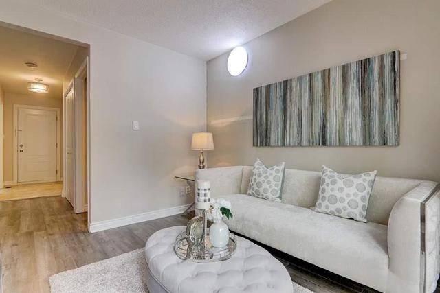 809 Military Tr, Townhouse with 3 bedrooms, 3 bathrooms and 1 parking in Toronto ON | Image 5