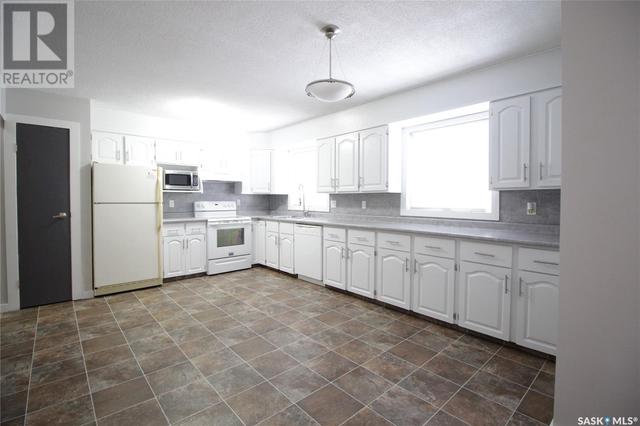 410 3rd Avenue, House detached with 5 bedrooms, 2 bathrooms and null parking in Whitewood SK | Image 3
