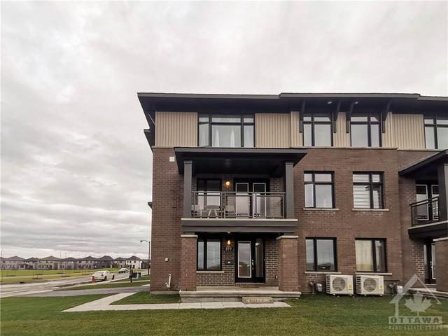 899 Couloir Road, Townhouse with 3 bedrooms, 4 bathrooms and 3 parking in Ottawa ON | Image 2