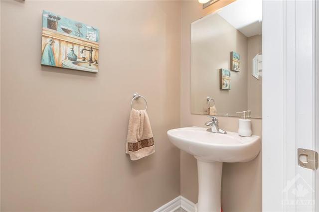 235 Gossamer Street, Townhouse with 3 bedrooms, 3 bathrooms and 3 parking in Ottawa ON | Image 8