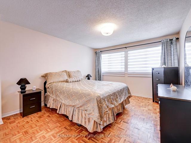 25 Moffatt Crt, House detached with 3 bedrooms, 2 bathrooms and 4 parking in Toronto ON | Image 8