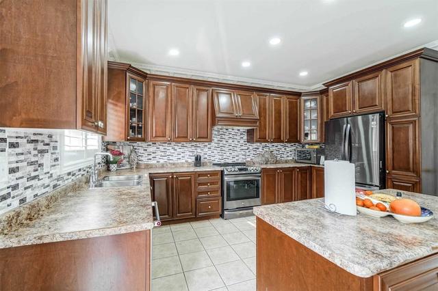 65 Bluffwood Cres, House detached with 4 bedrooms, 5 bathrooms and 6 parking in Brampton ON | Image 8