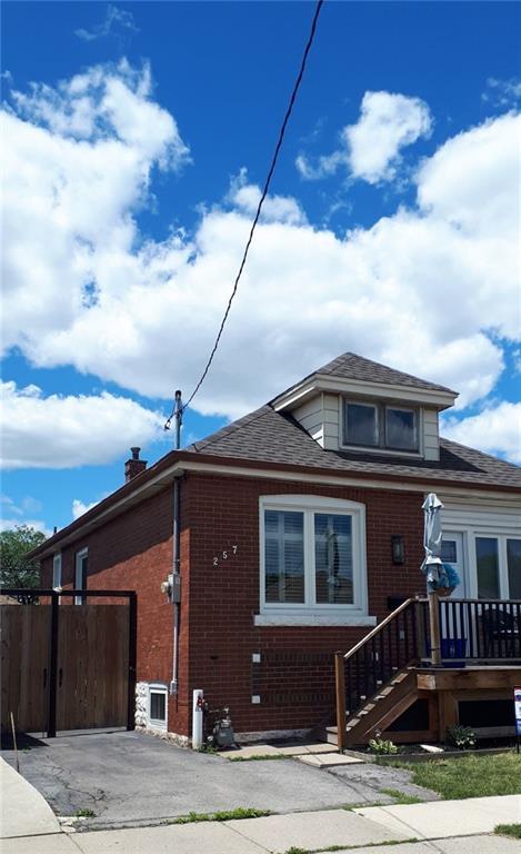 257 Tragina Avenue N, House detached with 3 bedrooms, 1 bathrooms and 1 parking in Hamilton ON | Image 2