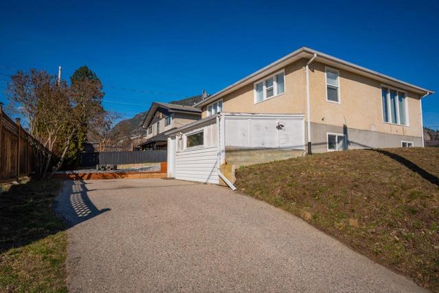 574 7th Avenue, House detached with 3 bedrooms, 2 bathrooms and null parking in Castlegar BC | Image 64