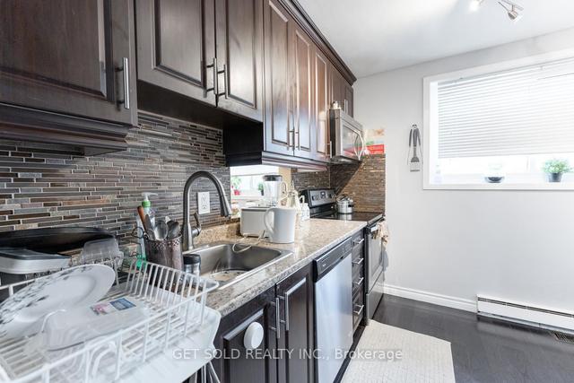 886 - 34 Tandridge Cres, Townhouse with 3 bedrooms, 2 bathrooms and 2 parking in Toronto ON | Image 2