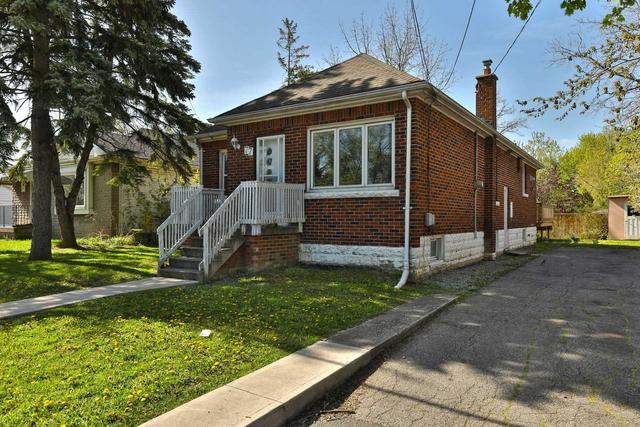77 Fennell Ave W, House detached with 5 bedrooms, 2 bathrooms and 3 parking in Hamilton ON | Image 1
