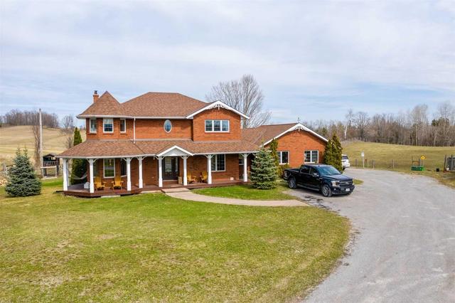 571 Hickory Beach Rd, Home with 3 bedrooms, 3 bathrooms and 12 parking in Kawartha Lakes ON | Image 1