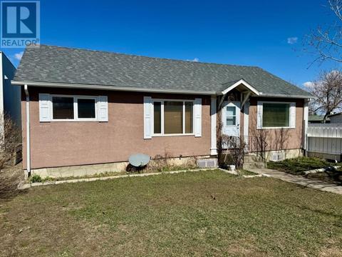 351 23 Street, House detached with 2 bedrooms, 1 bathrooms and 4 parking in Fort Macleod AB | Card Image