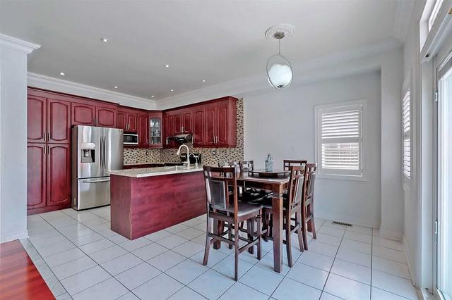 208 Featherstone Ave, House detached with 5 bedrooms, 5 bathrooms and 5 parking in Markham ON | Image 2