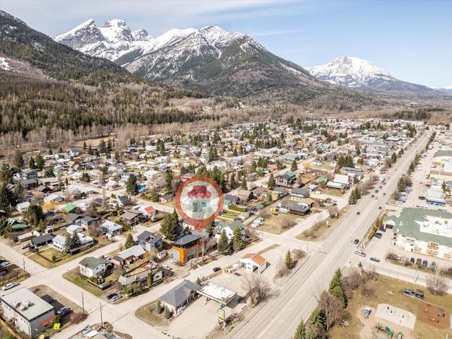 661 7th Avenue, House detached with 2 bedrooms, 3 bathrooms and 3 parking in Fernie BC | Image 38