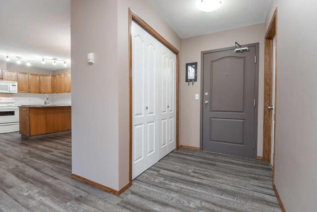 114 - 260 Duston Street, Condo with 1 bedrooms, 1 bathrooms and 2 parking in Red Deer AB | Image 7