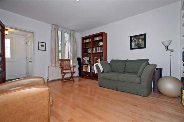 452 Montrose Ave, House detached with 2 bedrooms, 1 bathrooms and 1 parking in Toronto ON | Image 3