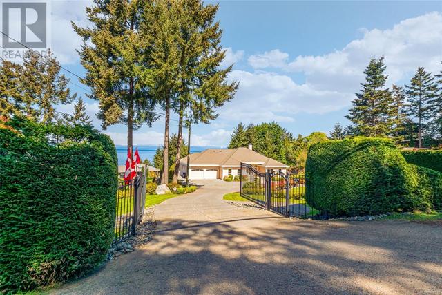 3285 Dolphin Dr, House detached with 4 bedrooms, 3 bathrooms and 6 parking in Nanaimo E BC | Image 3