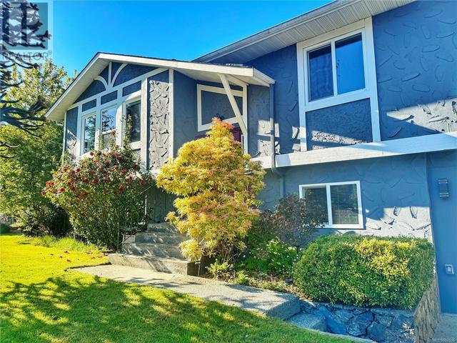 1607 Wycliffe Pl, House detached with 5 bedrooms, 3 bathrooms and 4 parking in Saanich BC | Image 2