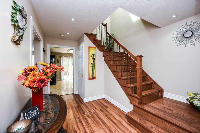 42 Alabaster Dr, House detached with 3 bedrooms, 3 bathrooms and 4 parking in Brampton ON | Image 2