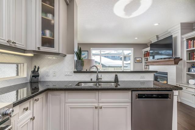 2035 47 Avenue Sw, House detached with 4 bedrooms, 3 bathrooms and 2 parking in Calgary AB | Image 12