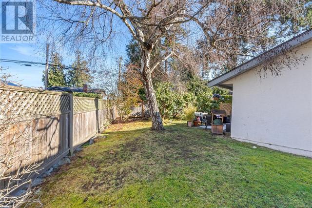 4 - 5156 Cordova Bay Rd, House attached with 2 bedrooms, 1 bathrooms and 1 parking in Saanich BC | Image 30