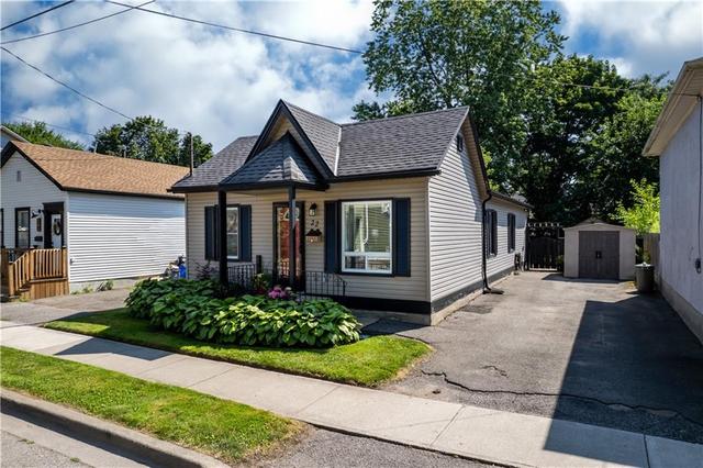 22 Woodland Avenue, House detached with 2 bedrooms, 1 bathrooms and 3 parking in St. Catharines ON | Image 2