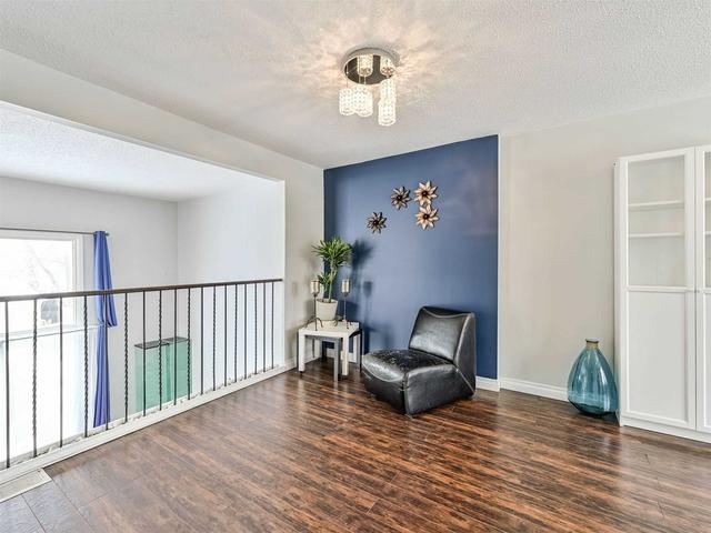 45 Newlyn Cres, House semidetached with 3 bedrooms, 2 bathrooms and 4 parking in Brampton ON | Image 2