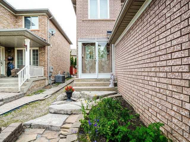 7157 Black Walnut Tr, House semidetached with 3 bedrooms, 3 bathrooms and 4 parking in Mississauga ON | Image 23