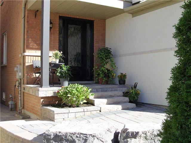 519 Thornhill Woods Dr, House detached with 4 bedrooms, 5 bathrooms and 3 parking in Vaughan ON | Image 2