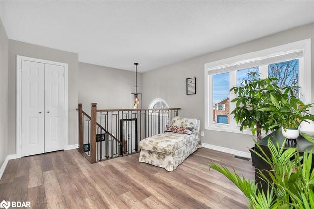 64 Logan Court, House semidetached with 3 bedrooms, 2 bathrooms and 6 parking in Barrie ON | Image 5