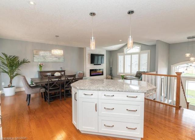 422 4th Street W, House detached with 4 bedrooms, 2 bathrooms and 8 parking in Owen Sound ON | Image 2