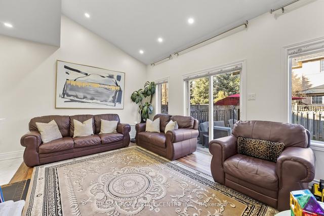 2452 Newcastle Cres, House semidetached with 3 bedrooms, 4 bathrooms and 3 parking in Oakville ON | Image 9