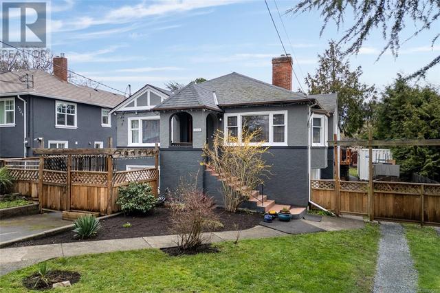 3319 Linwood Ave, House detached with 5 bedrooms, 2 bathrooms and 6 parking in Saanich BC | Image 2