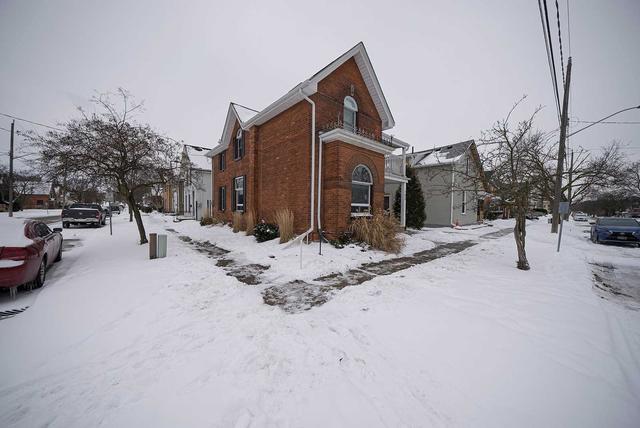 193 Chatham St, House detached with 5 bedrooms, 2 bathrooms and 1 parking in Brantford ON | Image 1