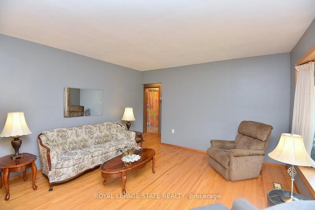 195 West 33rd St, House detached with 3 bedrooms, 1 bathrooms and 5 parking in Hamilton ON | Image 2