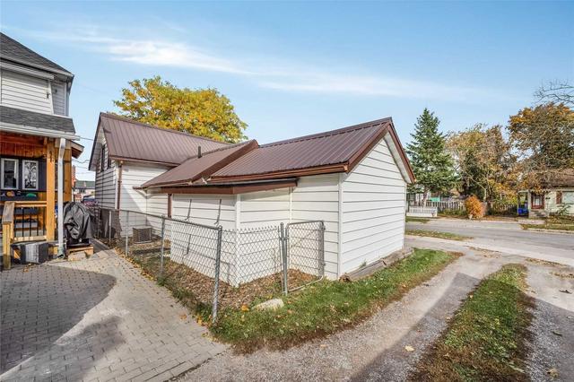 577 Chamberlain St, House detached with 3 bedrooms, 2 bathrooms and 1 parking in Peterborough ON | Image 27
