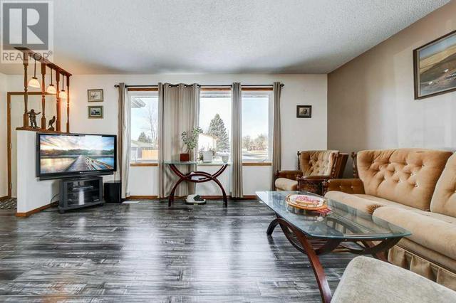 5925 57 Street, House detached with 4 bedrooms, 2 bathrooms and 6 parking in Taber AB | Image 9