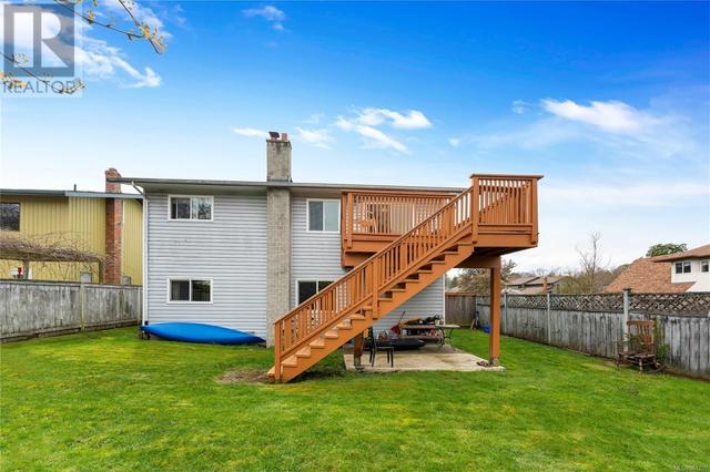 1560 Prairie St, House detached with 7 bedrooms, 3 bathrooms and 3 parking in Saanich BC | Image 45