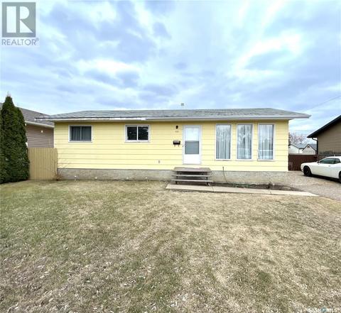 131 18th Street, House detached with 4 bedrooms, 2 bathrooms and null parking in Battleford SK | Card Image