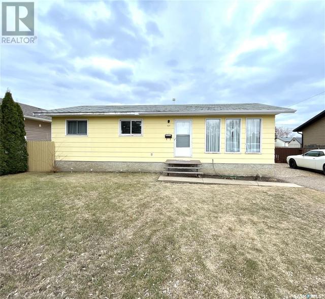 131 18th Street, House detached with 4 bedrooms, 2 bathrooms and null parking in Battleford SK | Image 1