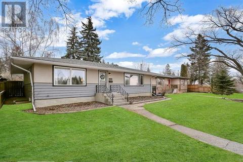 2612 32 Avenue Sw, House detached with 3 bedrooms, 2 bathrooms and 2 parking in Calgary AB | Card Image