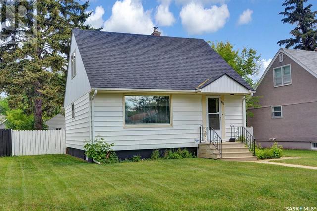 811 6th Street E, House detached with 3 bedrooms, 1 bathrooms and null parking in Saskatoon SK | Card Image