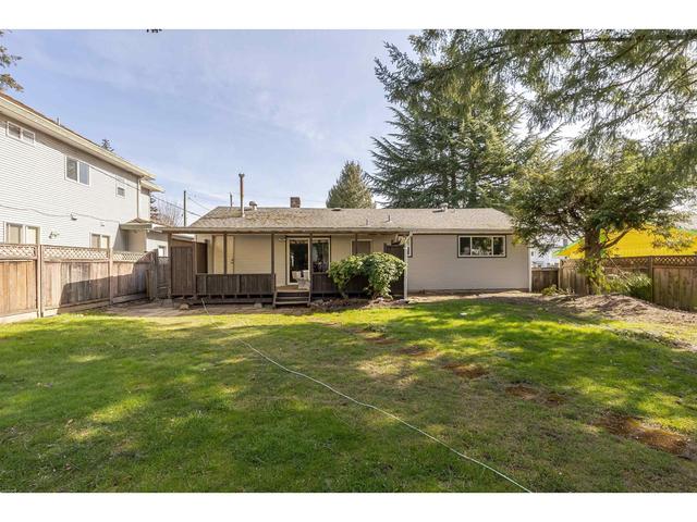 7045 142 Street, House detached with 5 bedrooms, 3 bathrooms and 3 parking in Surrey BC | Image 2