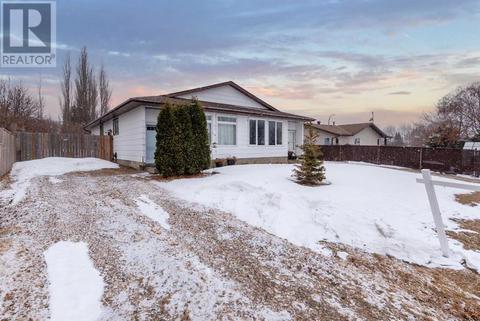 4905 53 Avenue, House semidetached with 5 bedrooms, 2 bathrooms and 3 parking in Kitscoty AB | Card Image