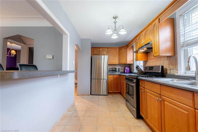 4 Flanders Avenue, House detached with 3 bedrooms, 1 bathrooms and 4 parking in St. Catharines ON | Image 4