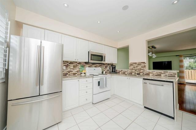 118 Purpledusk Tr, Townhouse with 3 bedrooms, 3 bathrooms and 3 parking in Toronto ON | Image 3