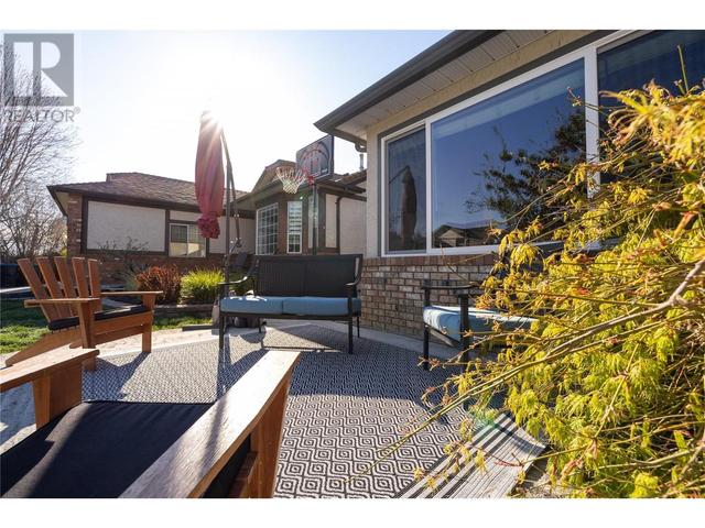 742 Southwind Drive, House detached with 3 bedrooms, 2 bathrooms and 4 parking in Kelowna BC | Image 2