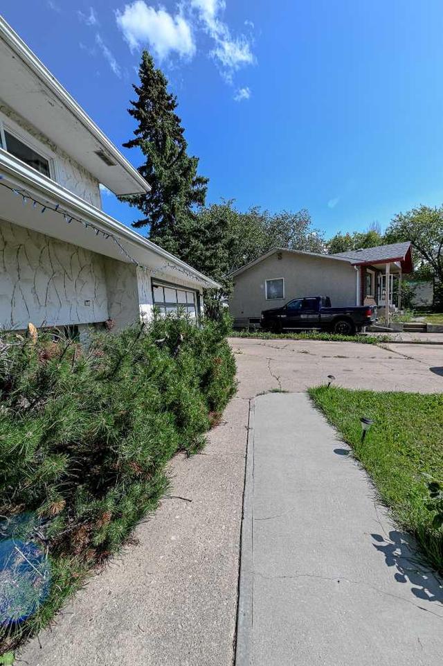 11219 93 Street, House detached with 4 bedrooms, 2 bathrooms and 4 parking in Grande Prairie AB | Image 4