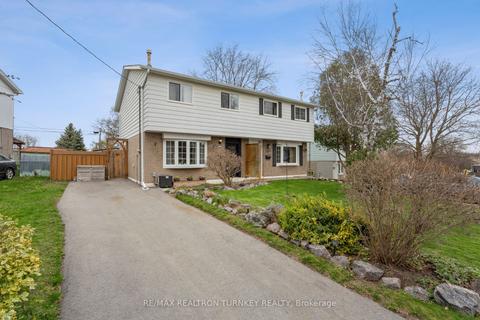 765 Sunnypoint Dr, House semidetached with 4 bedrooms, 1 bathrooms and 4 parking in Newmarket ON | Card Image
