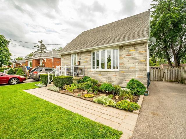 59 Hadrian Dr, House detached with 2 bedrooms, 2 bathrooms and 3 parking in Toronto ON | Image 1