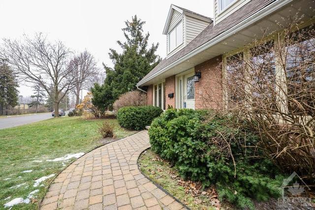 1942 Southampton Court, House detached with 3 bedrooms, 2 bathrooms and 4 parking in Ottawa ON | Image 5