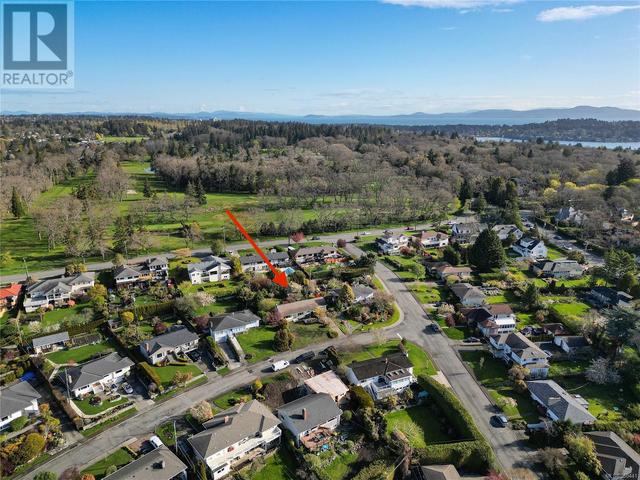 3080 Oakdowne Rd, House detached with 3 bedrooms, 2 bathrooms and 4 parking in Oak Bay BC | Image 1