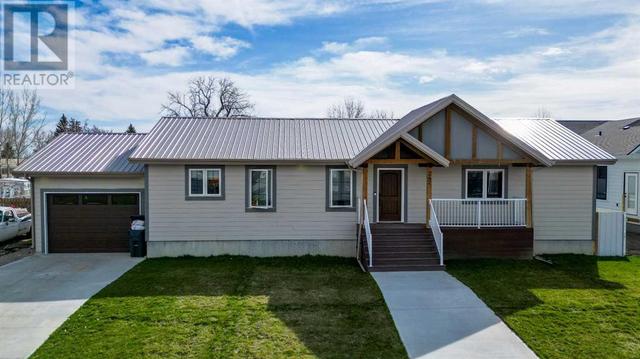 242 4a Street, House detached with 5 bedrooms, 3 bathrooms and 4 parking in Stirling AB | Image 1