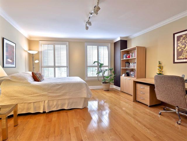 223 Walmer Rd, House attached with 3 bedrooms, 4 bathrooms and 2 parking in Toronto ON | Image 9